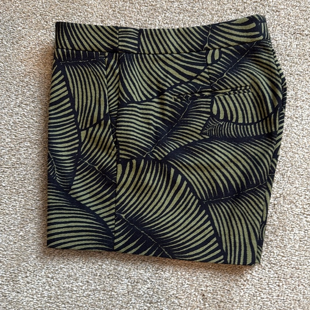 Ann Taylor Green and Black Patterned short